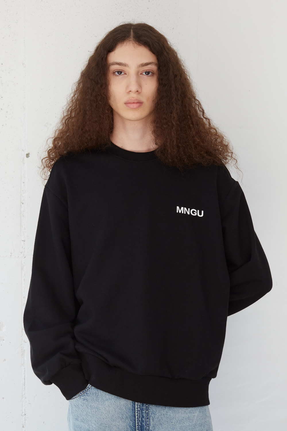 [-10%] MNGU 로고 스웨트셔츠 IN 블랙